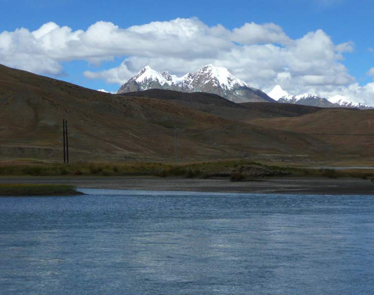 Brahmaputra v některých místech vypadá spíše jako jezero